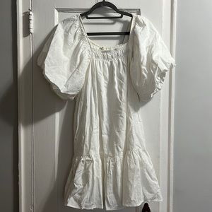 Gently Used (Worn 1x) White Cotton Shift Dress w/puff sleeves. Size M